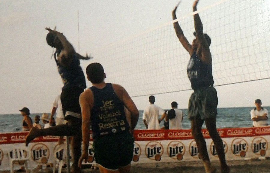 Reinaldo ‘Rey’ Romero tijdens een beachvolleybaltornooi in Honduras
