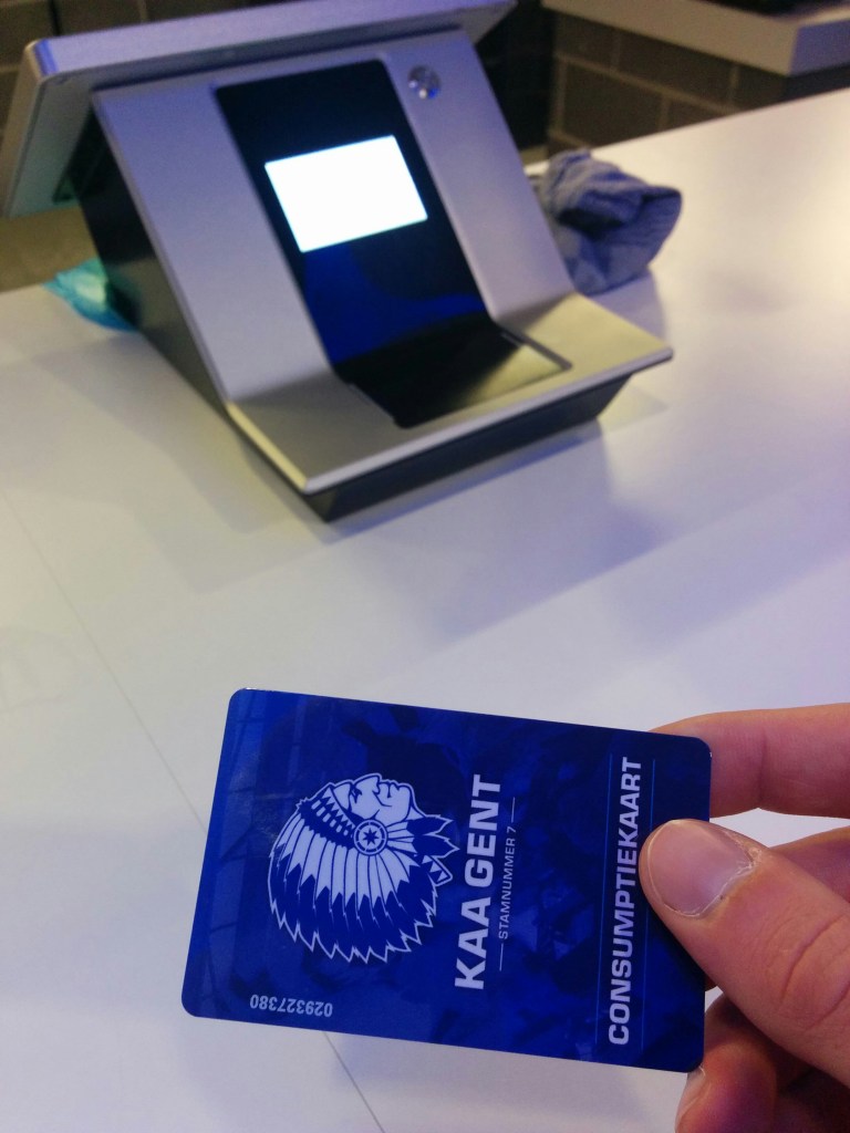 Obligatoir hebbeding: de consumptiekaart. En dan merken dat je met 1,20 euro op de kaart niets meer bent.