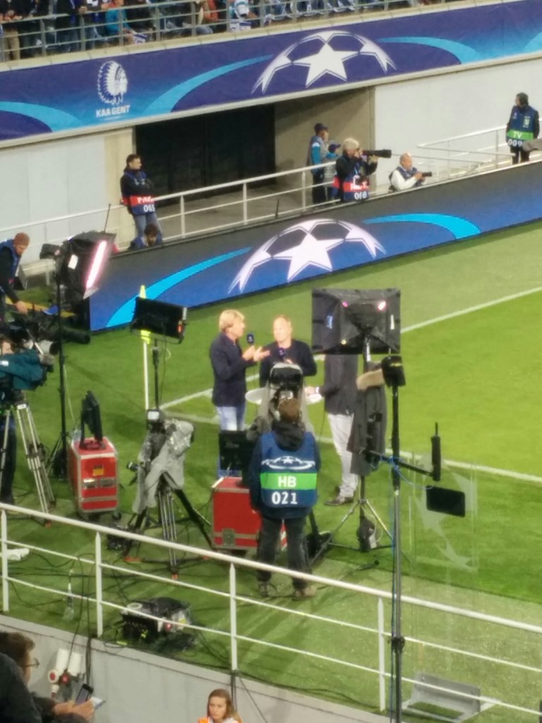 Voor de televisiekijkers die niet kunnen kiezen tussen ballen of blokken: Ben Crabbé doet zijn zegje over de match.